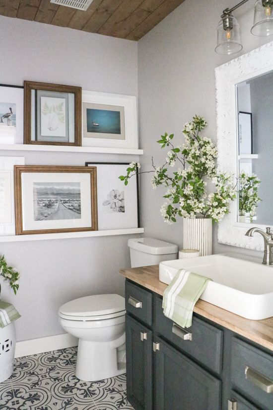 herblock-countertop-white-appliances-ledges-with-pics-and-fresh-white-blooms Banheiro com uma parede repleta de quadros.