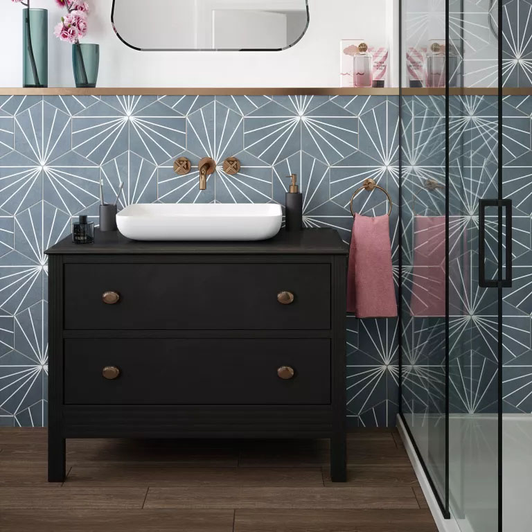 Banheiro com azulejos com desenhos em padrão.