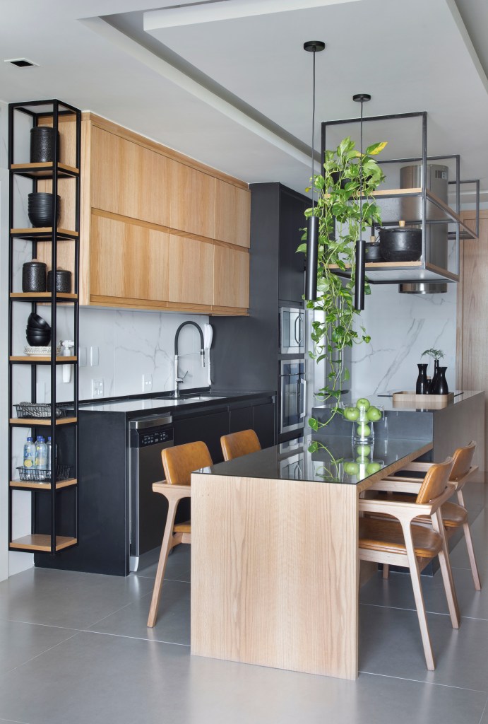 Cozinha integrada com estante vazada