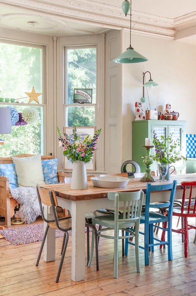 misturar-cadeiras-mesa-sala-jantar-poltrona-pinterest Sala de jantar com mesa em madeira e cadeiras diferentes