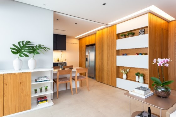 Hall integrado com a cozinha com paredes revestidas de madeira.