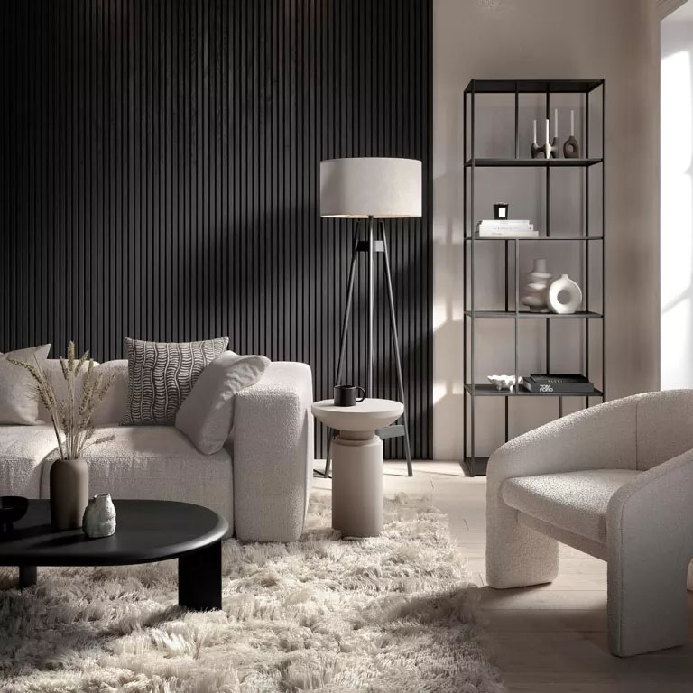 parede-sofa-ideias7 Sofá e poltrona brancas, um tapete branco felpudo, uma parede preta ripada, um abajur de chão e uma prateleira de ferro.