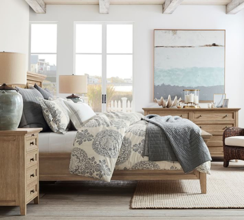 Quarto com cama de casal; cama em madeira; cômoda e mesa lateral em madeira