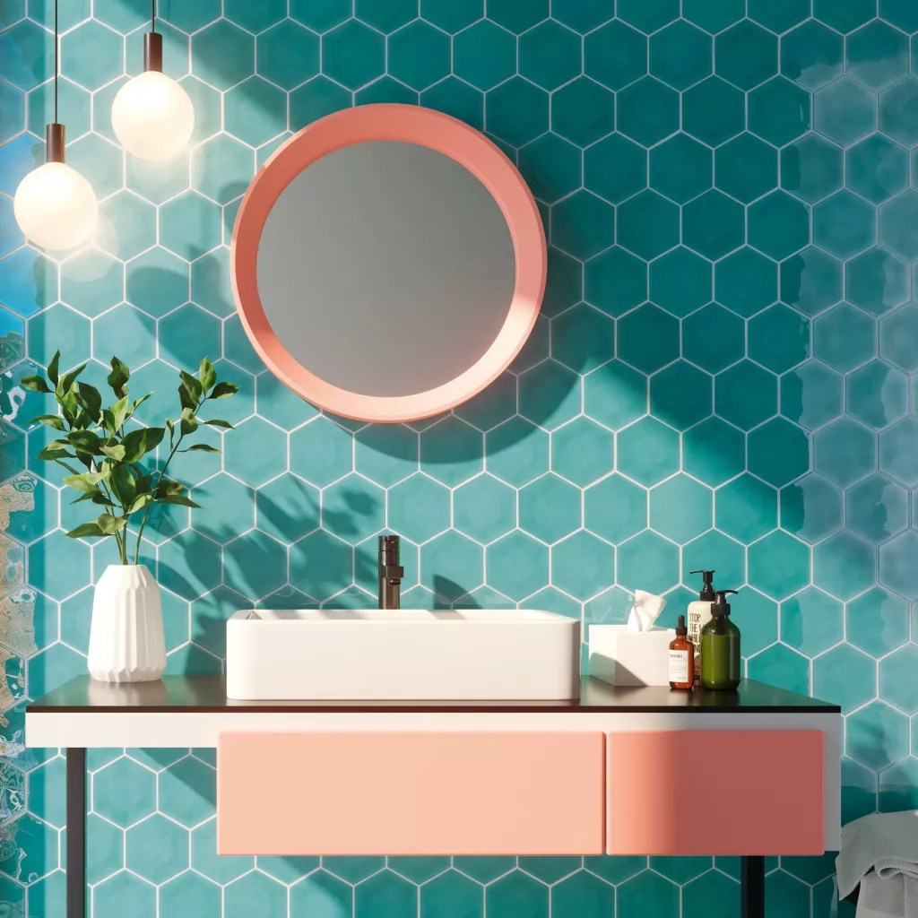trazer-cores-banheiro-pequeno-cuba-bacia-ladrilhos-azul-hexagonal-pia-ideal-home-Porcelain Superstore Cuba de banheiro com espelho rosa; parede revestida de ladrilhos hexagonais azuis