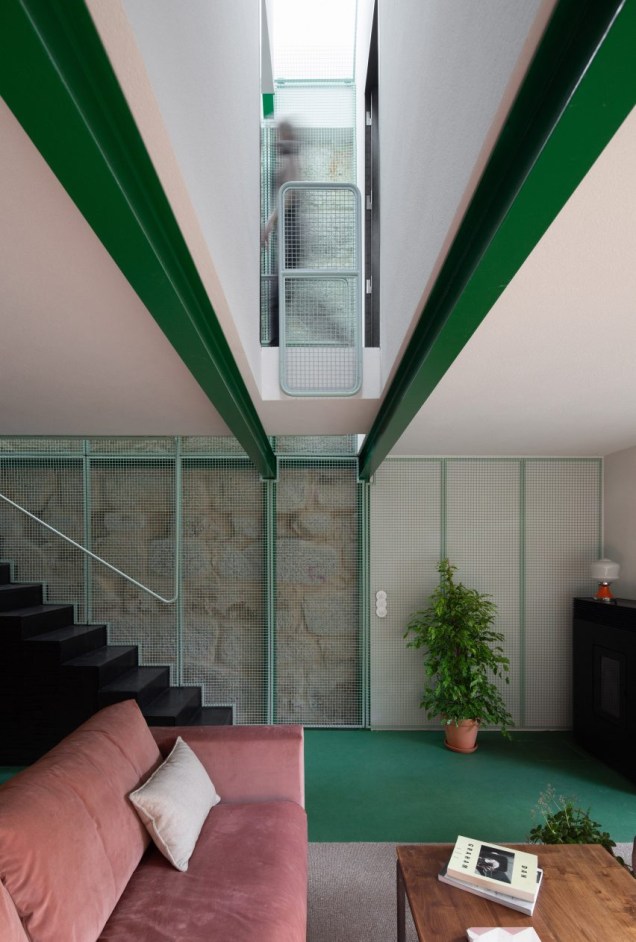 GreenHouse, Portugal, por Ottotto: o escritório de arquitetura português Ottotto usou painéis de malha metálica verde menta para obscurecer as paredes de pedra originais desta casa no Porto , preservando uma "memória" do antigo edifício.