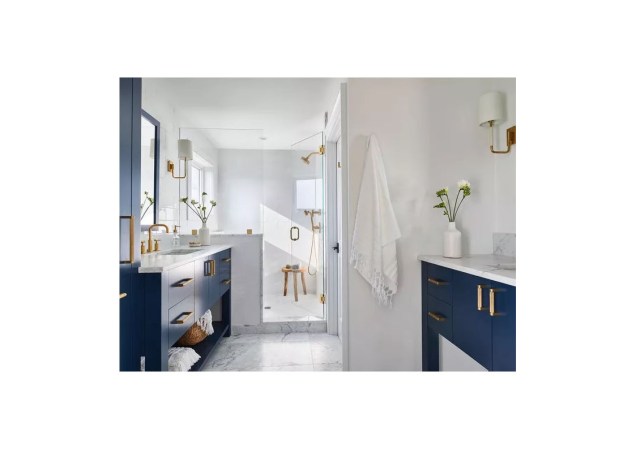 Outra maneira de introduzir um toque litorâneo no banheiro é simplesmente decorando com azuis e brancos.