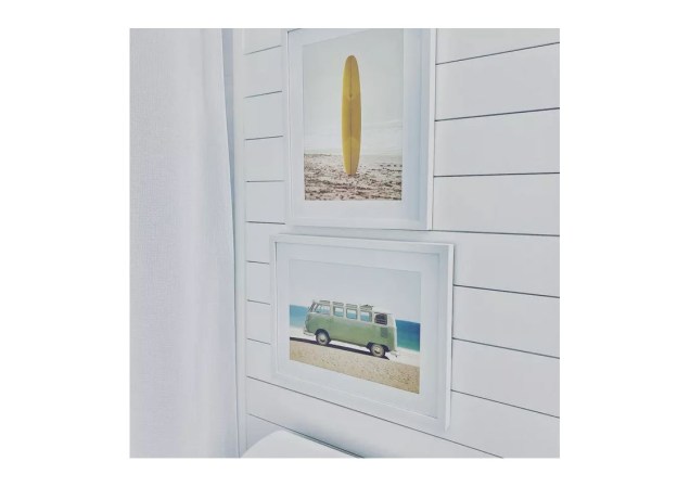 Pendurar algumas impressões de arte com imagens relacionadas ao litoral ou à praia é uma ótima maneira de introduzir um tema ao seu banheiro.