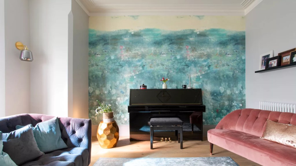 Sala de estar com papel de parede azul