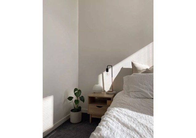 O quarto da instagrammer Anysia é minimalista e cheio de luz. As lâmpadas incandescentes expostas são uma escolha artística e elegante.