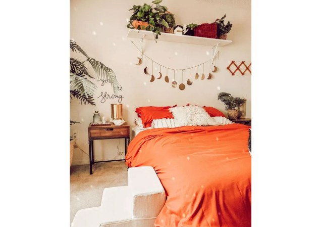 Uma frase simples e motivacional é sempre bem-vinda, como vemos no quarto da instagrammer Alyssa. A roupa de cama laranja também faz uma declaração importante.