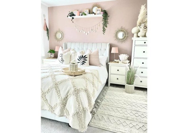 Na dúvida, experimente uma parede de destaque! Este rosa pálido fica lindo no quarto neutro da instagrammer Gaby.