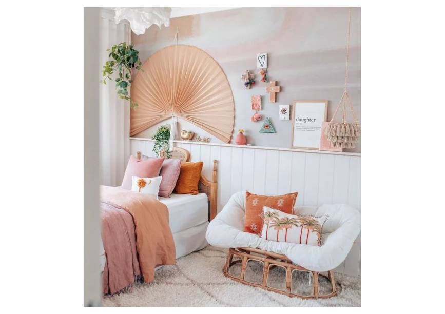 Tapete felpudo macio e um assento de vime não têm erro e combinam perfeitamente na sala estética que a instagrammer Krystal projetou para a filha adolescente.