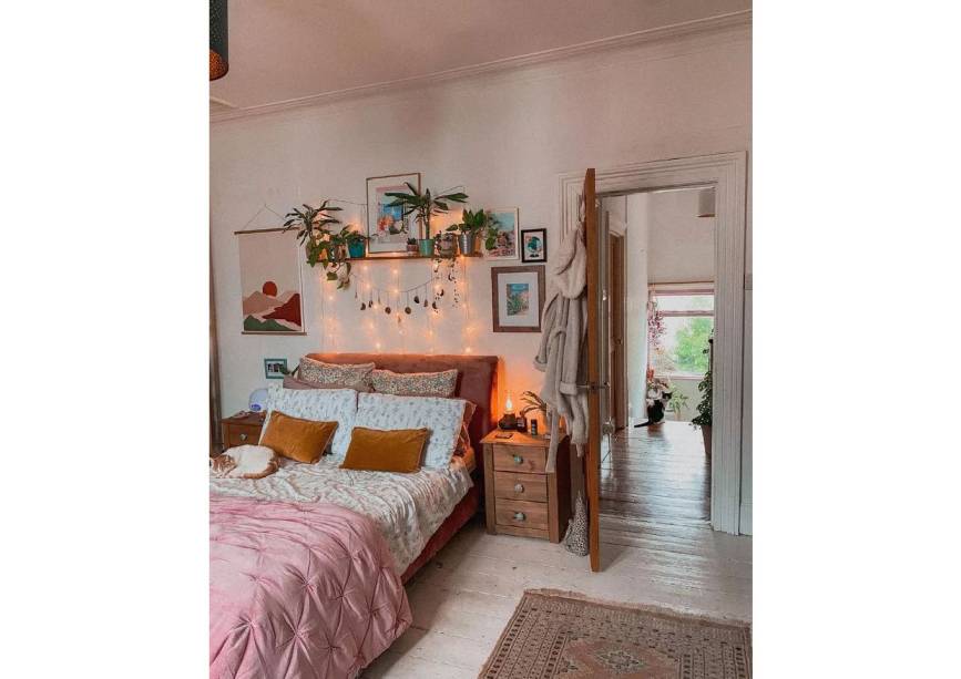 Vemos guirlandas de fases da lua em muitas salas estéticas, e a da instagrammer Laura não é exceção. Esta peça de destaque fica ótima quando pendurada sobre uma cama, mas também pode ser instalada acima de uma mesa ou cômoda.