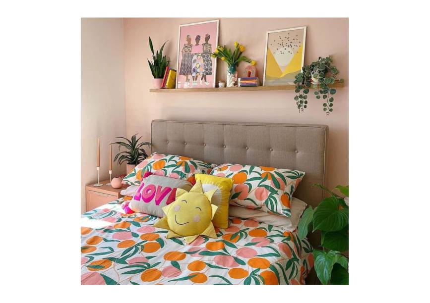 O quarto da instagrammer Elise apresenta cores mais brilhantes do que vemos em muitos quartos estéticos normalmente, e sua colcha vibrante é boa demais para resistir!