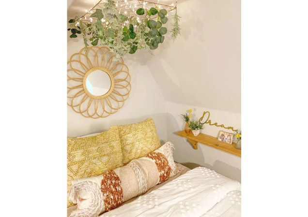 A instagrammer Lindsay combinou dois componentes estéticos essenciais da sala - plantas e luzes de cordas - criando uma decoração impressionante para pendurar acima da cama de sua filha.