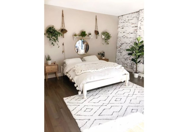 O quarto da blogueira Victoria Wagner tem uma parede de tijolos à vista deslumbrante – que na verdade um projeto DIY! Pretos, brancos e alguns tons de madeira (além de plantas, claro!) também deixam o espaço bonito e sofisticado.