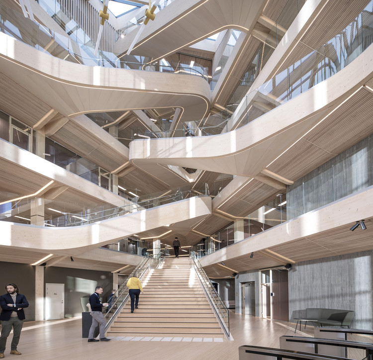 Vissta interna de edifício de vários andares construído com madeira engenheirada na Noruega.
