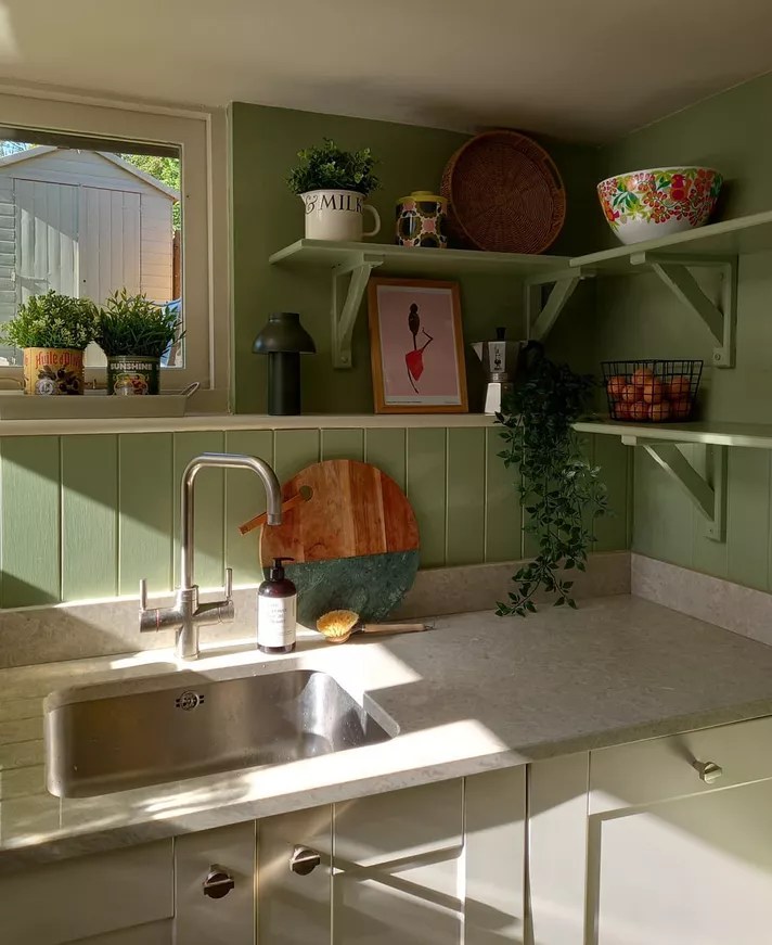 Cozinha com backsplash verde.