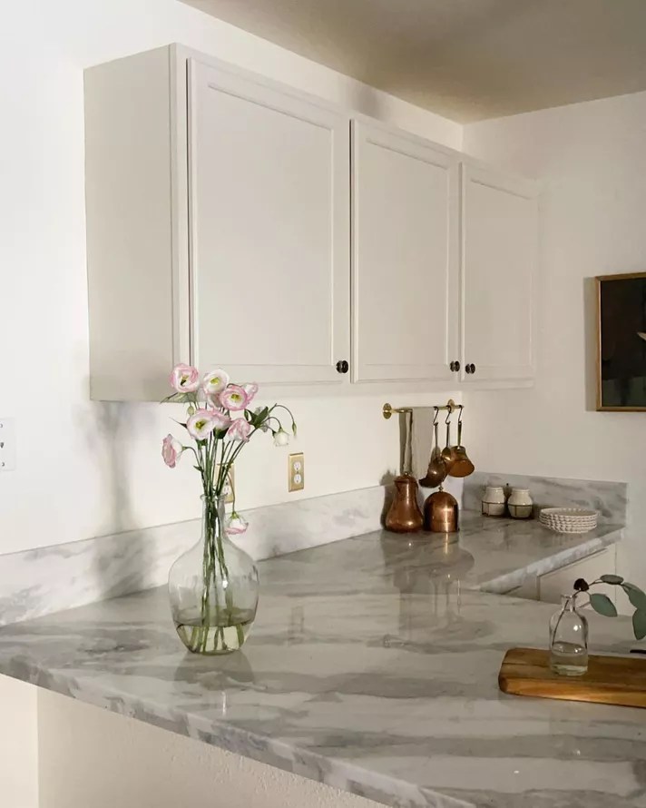 30 formas de usar tons verdes na cozinha My Domaine True Home Cozinha com móveis claros.
