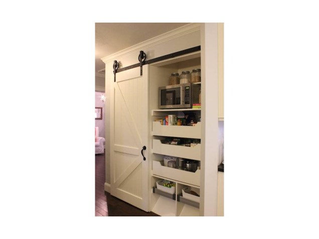 Se a sua cozinha estiver com pouco espaço, transforme um armário antigo em uma despensa. Você também pode adicionar um toque moderno substituindo a porta antiga por uma porta deslizante moderna.