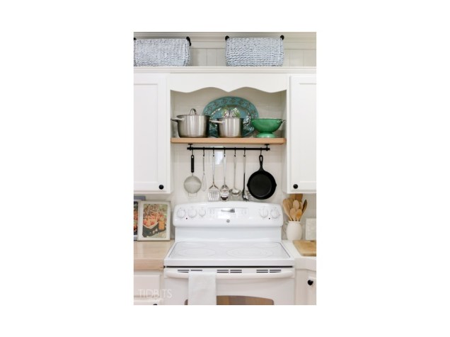 Se você guardar suas panelas e utensílios de cozinha logo acima do fogão, você nunca terá que ficar se locomovendo pela cozinha. Isso também facilita a limpeza.