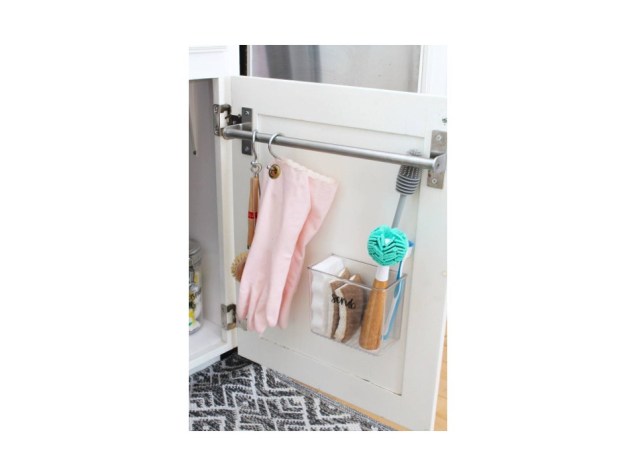 Os toalheiros são perfeitos para colocar no interior dos armários e pendurar utensílios de limpeza e toalhas.