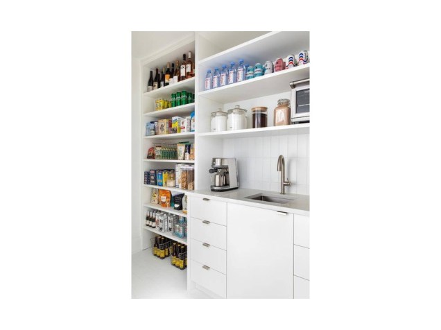 Organize sua despensa e armários posicionando os produtos comprados recentemente na parte de trás e os mais antigos na frente. Experimente este método na geladeira também.