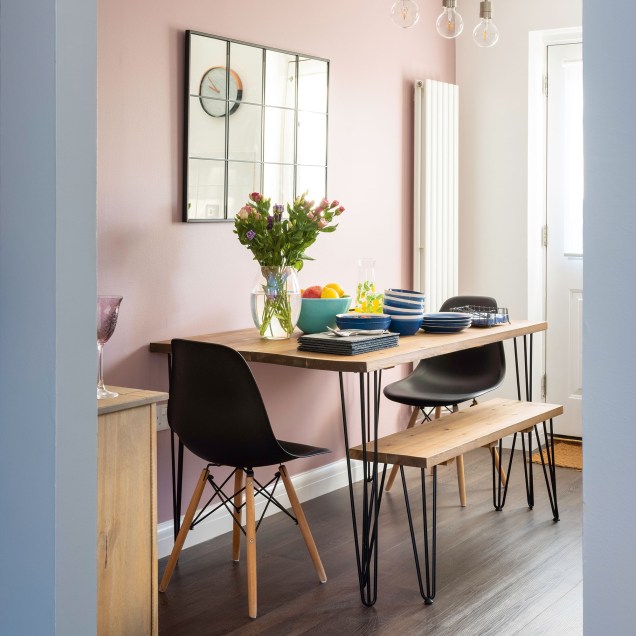Opte por ideias de mesa de cozinha estreitas e pequenas e empurre-a completamente contra a parede.