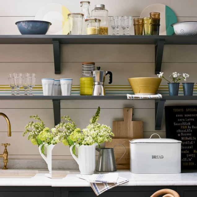 As prateleiras abertas podem ter um enorme impacto em uma cozinha pequena, criando uma sensação aberta e arejada.
