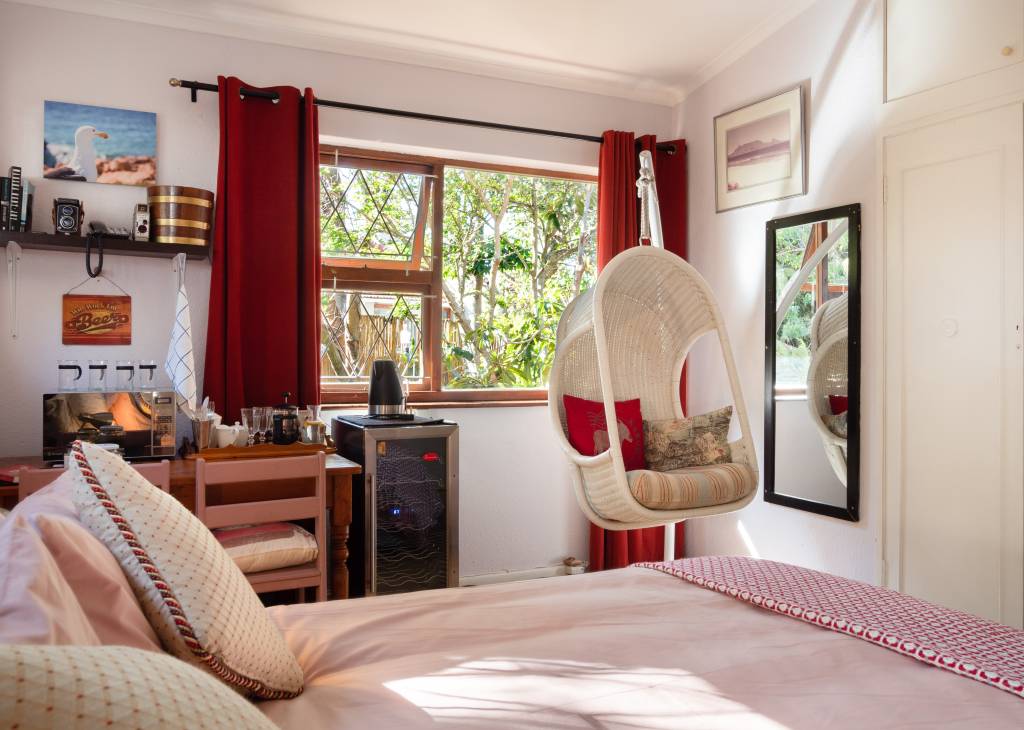 A-cor-para-o-quarto-de-cada-signo-09 Quarto com detalhes em vermelho