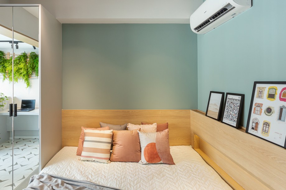Ape de 25 m2 apresenta muita funcionalidade e paredes azuis Projeto Base Arquitetura Foto Renan Senra cama led cabeceira madeira espelhos Vision Art NEWS