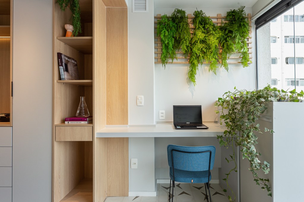 Home office com plantas ao redor