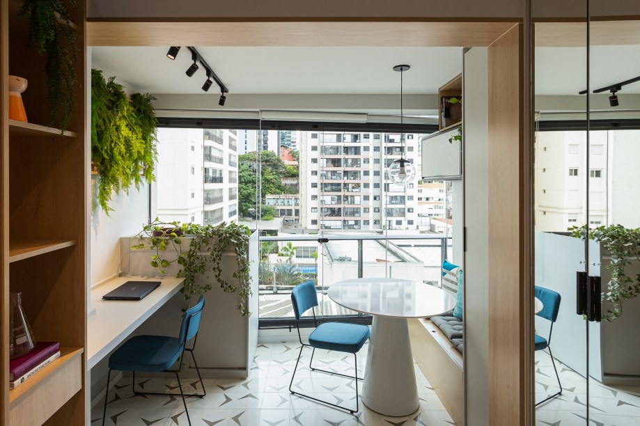 Ape de 25 m2 apresenta muita funcionalidade e paredes azuis Projeto Base Arquitetura Foto Renan Senra varanda integrada apartamento pequeno Vision Art NEWS