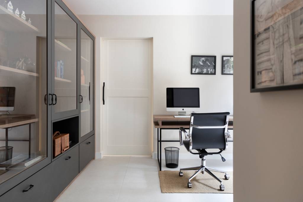 Home office com estante com portas de vidro