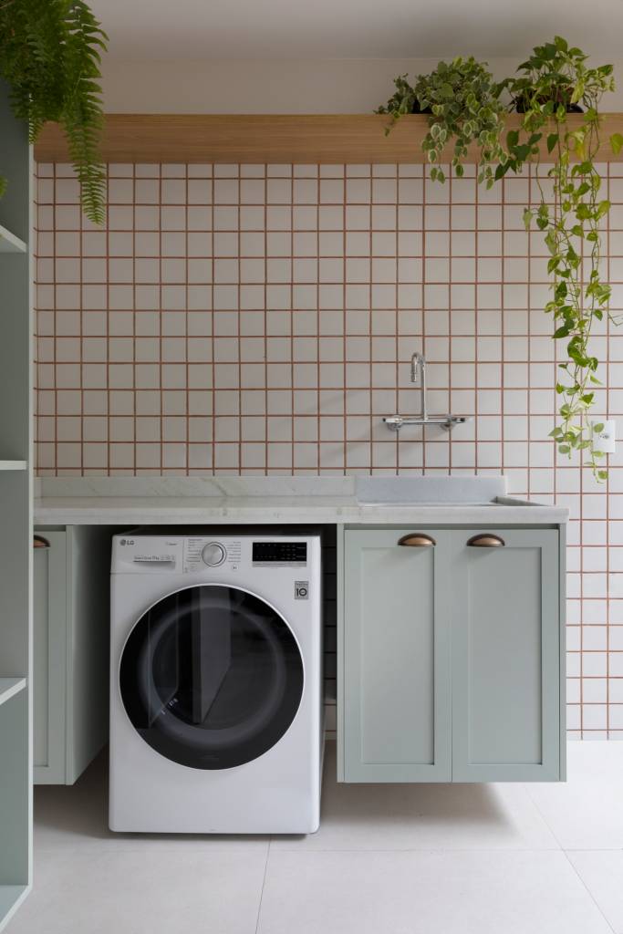 Lavanderia com azulejos brancos
