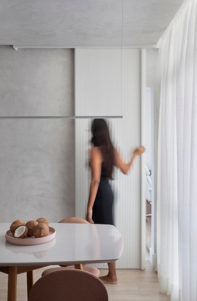 Banheiro instagramável é destaque neste apê de 85m²