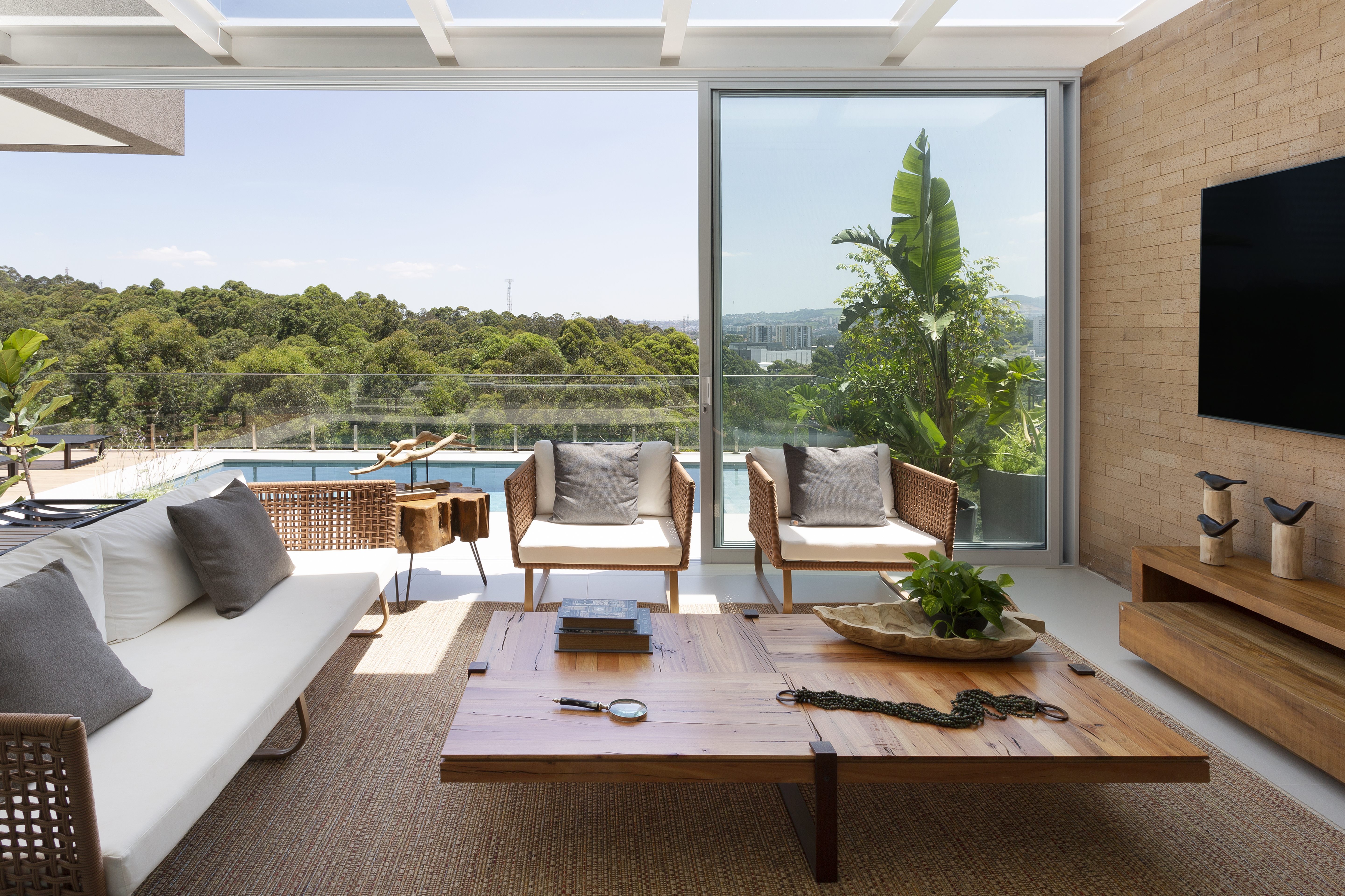 Casa de 580 m² destaca paisagem e valoriza a natureza
