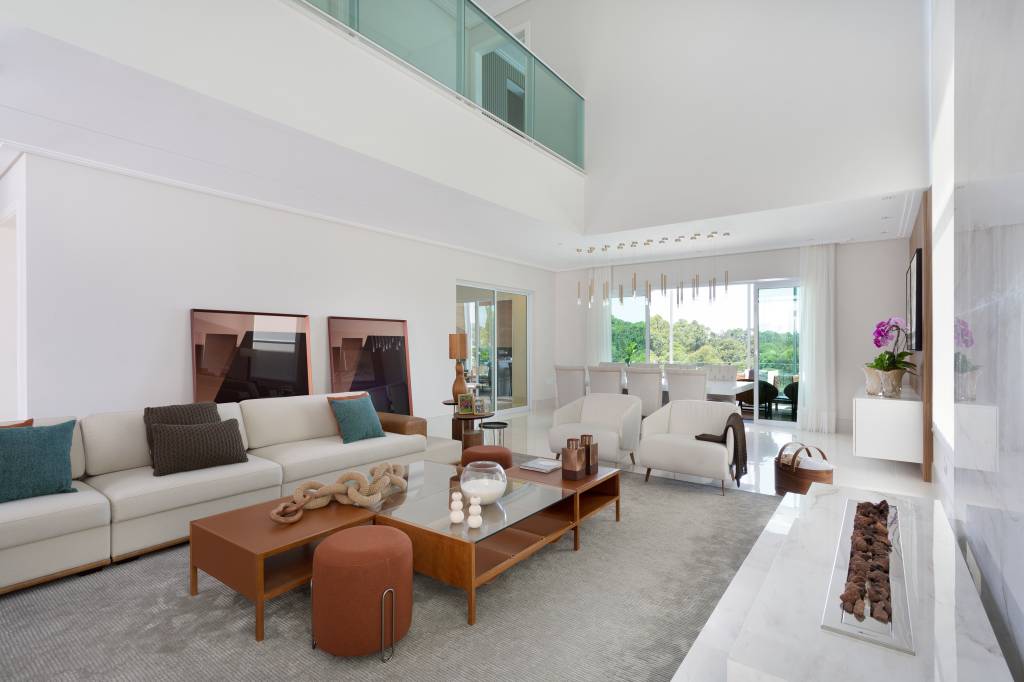 Sala de estar com pé direito alto