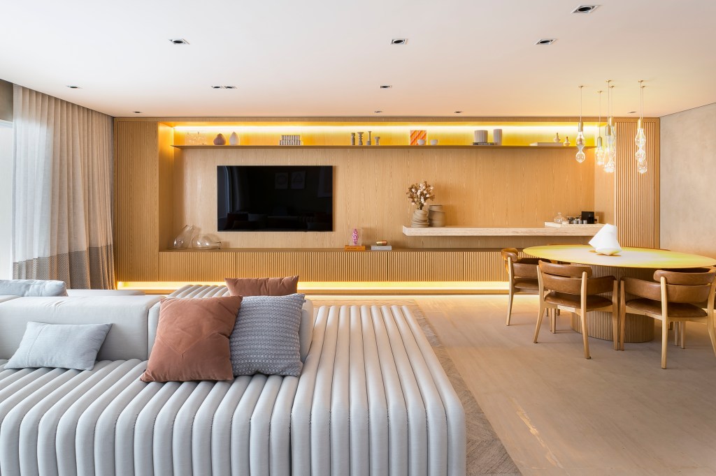Sala de estar com marcenaria com iluminação LED