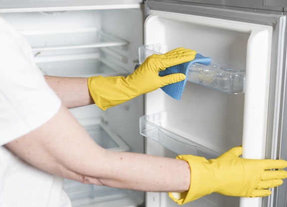 Como limpar a geladeira e se livrar do mau cheiro