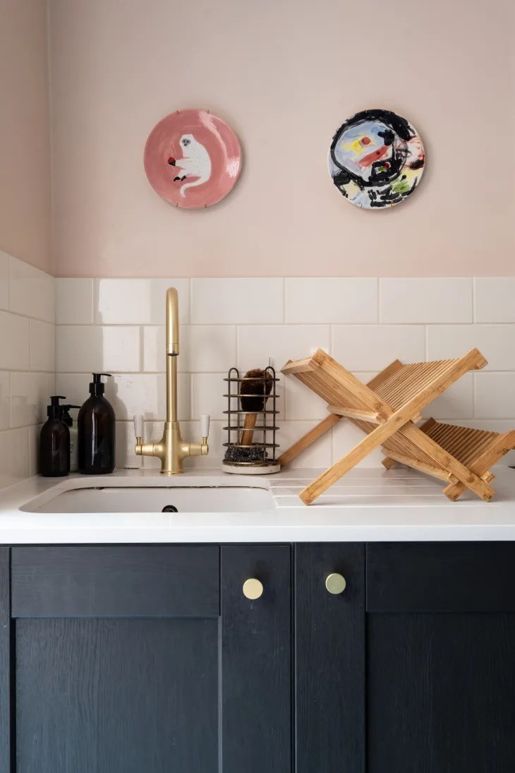 Cozinha com parede rosa claro