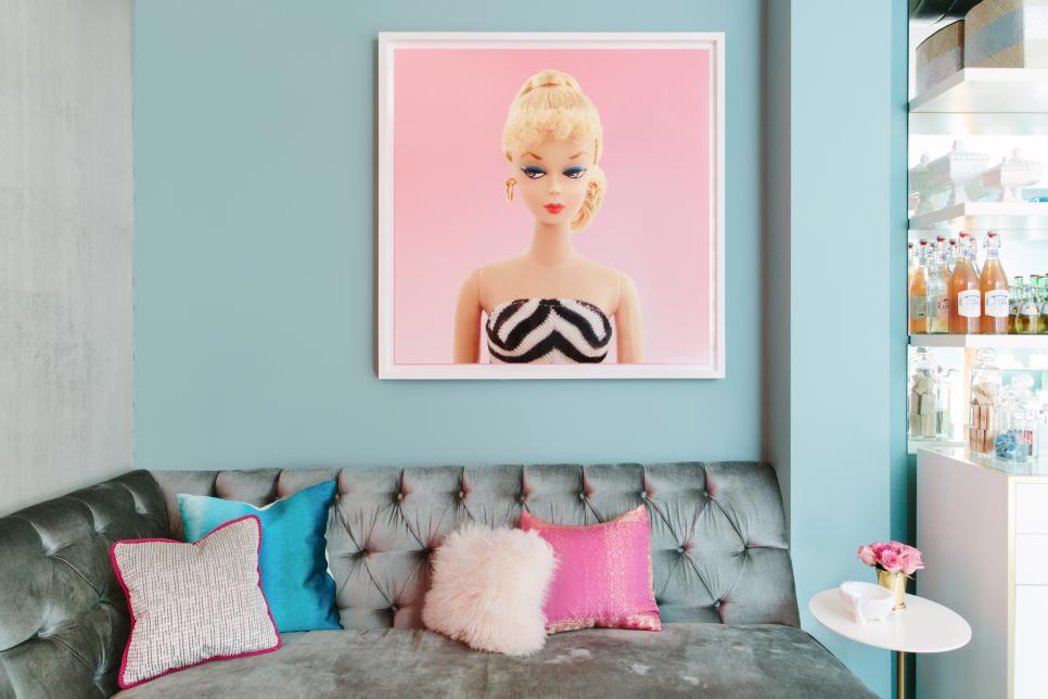 Quadro da Barbie em sala de estar