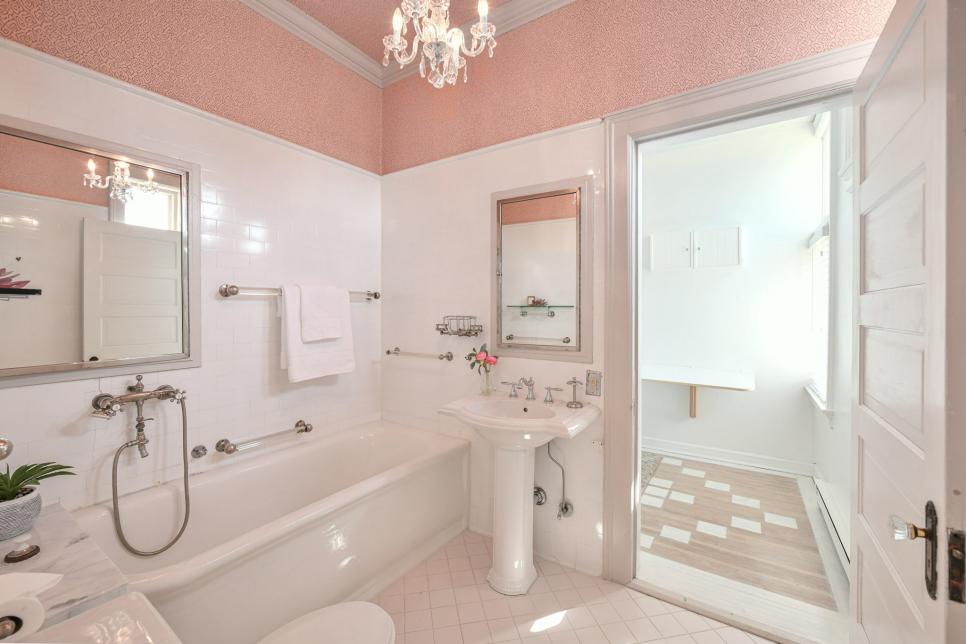Banheiro com parede rosa