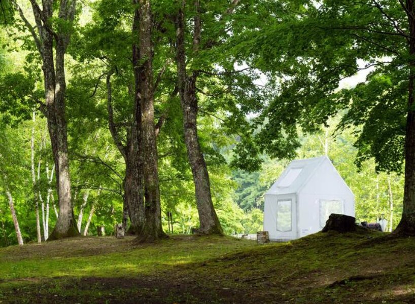 Casa inflável branca em um bosque.