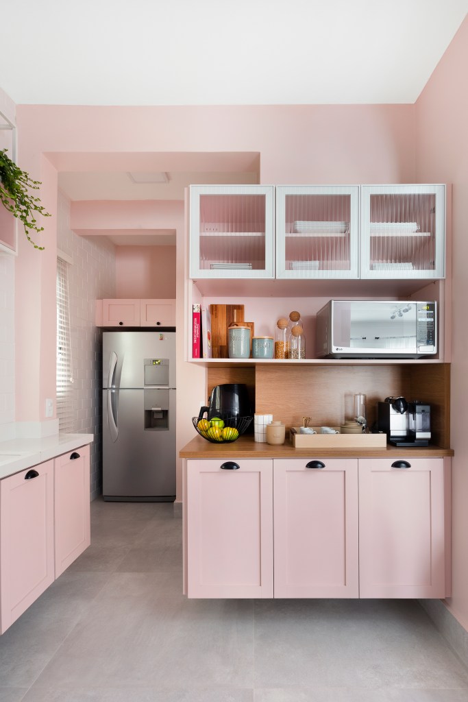 Cozinha com marcenaria rosa