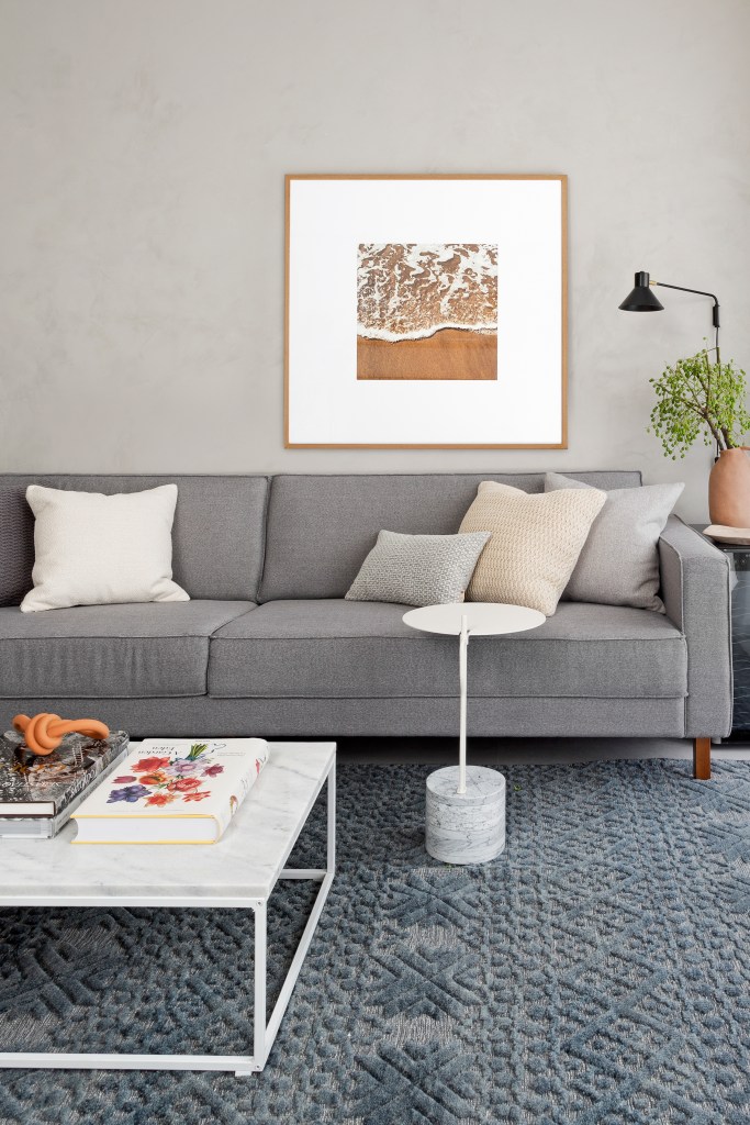 Sala de estar com sofá e obras de arte