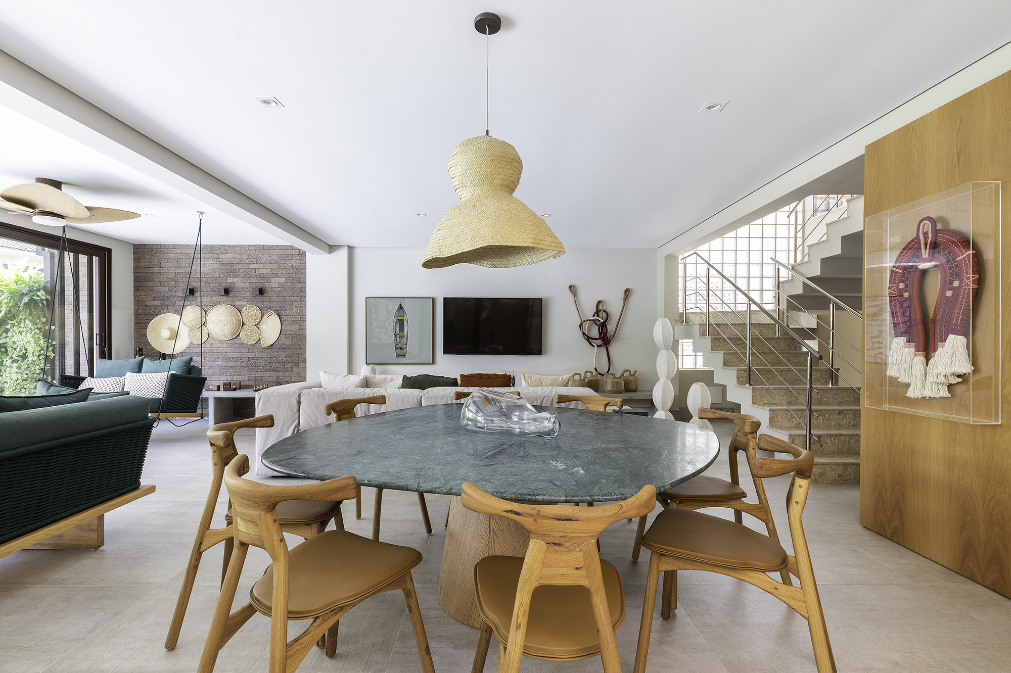 Materiais naturais e estilo praiano marcam esta casa de 500 m²