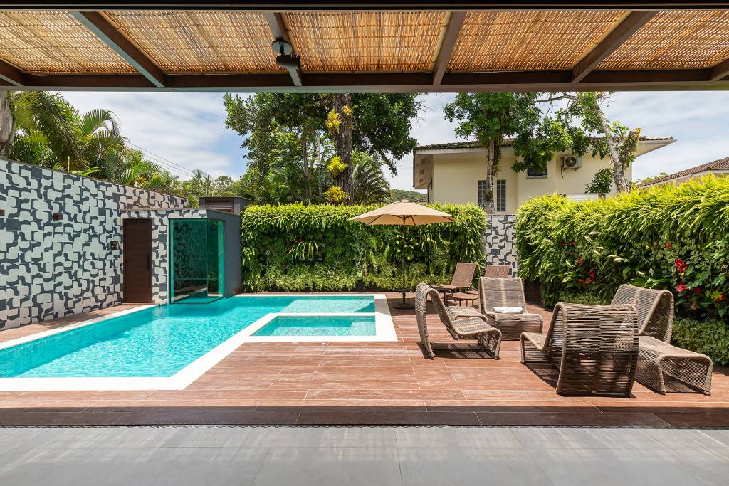 Área da piscina com parede verde