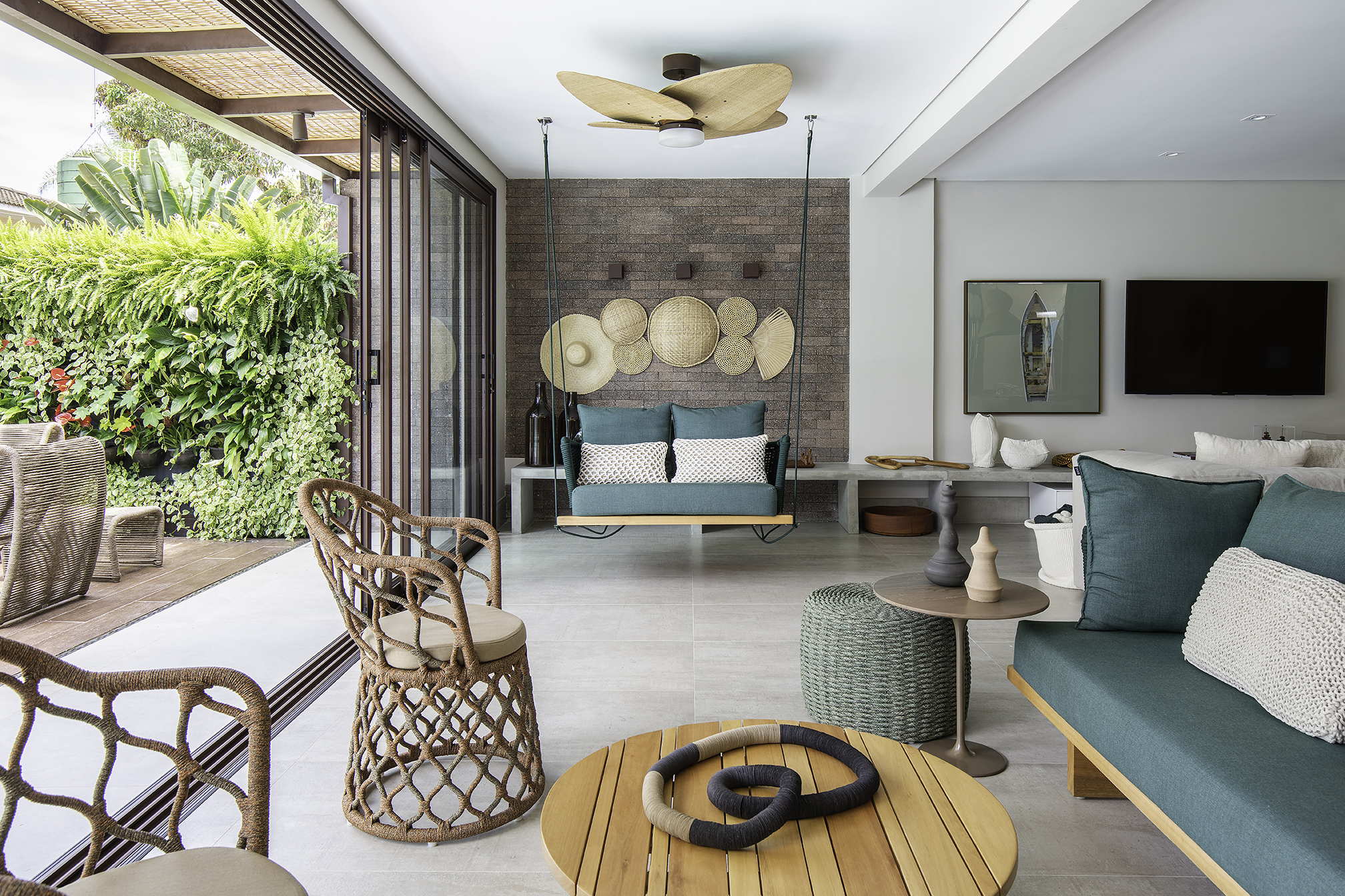 Materiais naturais e estilo praiano marcam esta casa de 500 m²