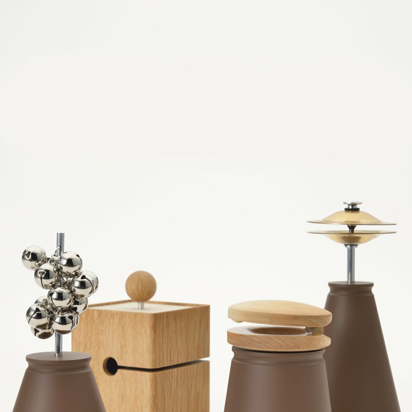 4 pequenos objetos de madeira de diversos formatos.